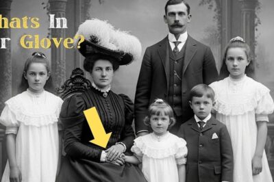 The 1898 Family Portrait Hiding a Terrifying Secret Inside the Mother’s Glove