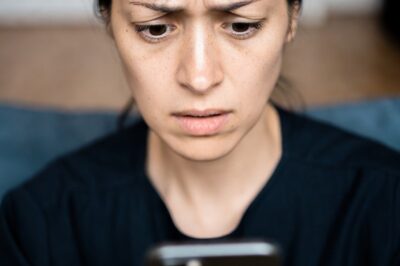 Hours After I Gave Birth Alone, My Mom Messaged, “Your Sister’s Kids Are Expecting New Phones…