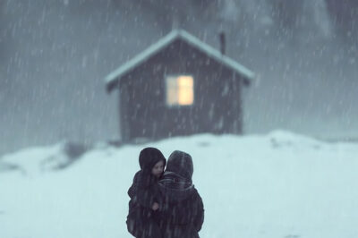 Trapped in a Blizzard, a Homeless Mom Discovered a Tiny Abandoned House — and Everything Changed!